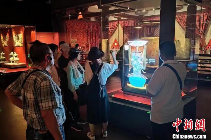 圖為臺灣新北市永和區(qū)里長聯誼會江西參訪團一行在南昌漢代海昏侯國遺址博物館內參觀展出的珍貴文物?！●樞↓?攝