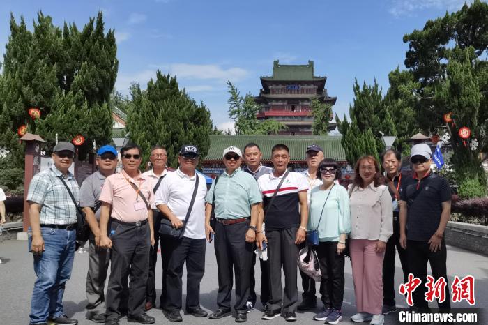 圖為臺灣新北市永和區(qū)里長聯誼會江西參訪團一行在南昌滕王閣前合影?！×鴷缘?攝