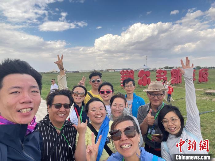 圖為臺(tái)胞在鄂爾多斯草原合影?！∪~冠賢 攝