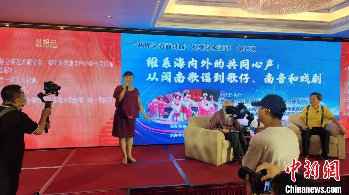 歌仔說(shuō)唱非遺傳承人張?jiān)缕寂楷F(xiàn)場(chǎng)演唱?！罘?攝