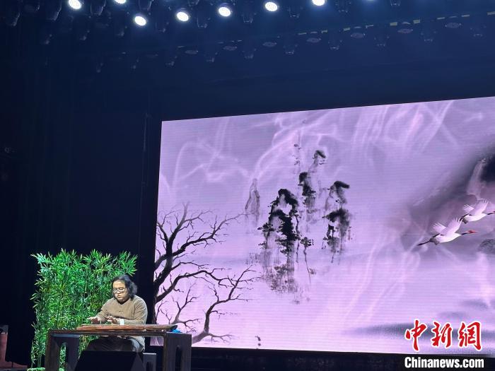 閩派古琴名家陳志強演奏一曲《流水》?！堺惥?攝