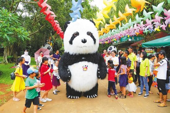 5月2日上午，“五一”小長假的第二天，海口熱帶野生動植物園迎來客流小高峰，園區(qū)里可愛的“大熊貓”造型吸引眾多小游客。海南日報記者 張茂 通訊員 熊麗 攝
