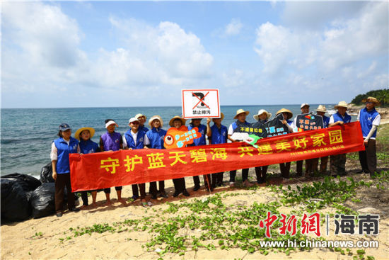 環(huán)保志愿者呼吁停止隨地扔垃圾、破壞環(huán)境等不文明行為。