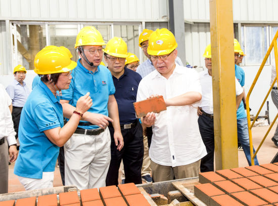 2019年6月21日下午，省長(zhǎng)沈曉明在三亞建筑廢棄物綜合利用廠，查看用建筑廢棄物綜合處理后制成的再生水泥磚。海南日?qǐng)?bào)記者 宋國(guó)強(qiáng) 攝