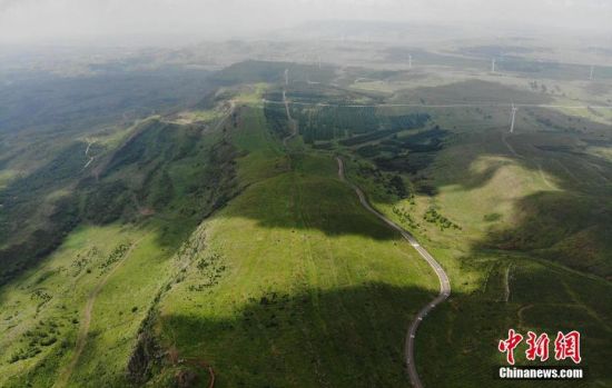 6月28日，夏日鏡頭下的河北張家口張北“草原天路”蜿蜒曲折。 中新社記者 楊艷敏 攝