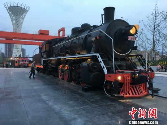 公園內(nèi)保留布置了蒸汽時(shí)代火車(chē)頭?！「呒t超 攝