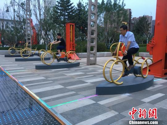 市民使用公園內(nèi)的健身設(shè)施。　高紅超 攝