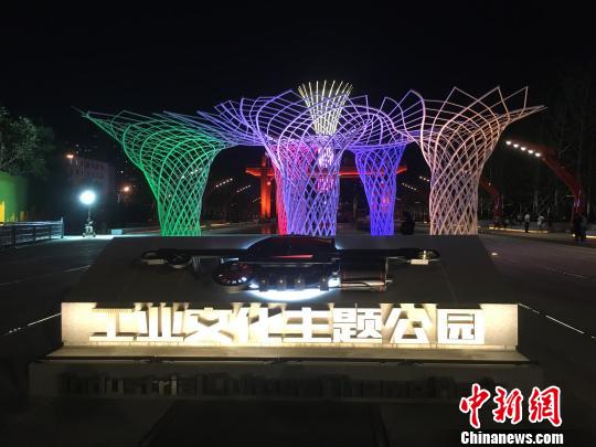 夜晚，奧運(yùn)“五色樹(shù)”的燈光?！「呒t超 攝