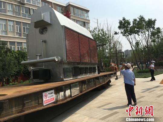 公園內(nèi)陳列著臥式蒸汽鍋爐等工業(yè)產(chǎn)品?！「呒t超 攝