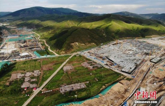 6月28日，航拍鏡頭下的河北張家口冬奧會太子城冰雪小鎮(zhèn)項目。太子城冰雪小鎮(zhèn)項目位于2022年冬奧會張家口賽區(qū)核心區(qū)，連接張家口賽區(qū)云頂和古楊樹兩個競賽場館群，建成后將承擔(dān)賽時核心區(qū)配套保障功能，提供冬奧頒獎、貴賓接待、交通換乘、休閑娛樂等服務(wù)，賽后將成為一座國際化四季度假小鎮(zhèn)。 中新社記者 楊艷敏 攝