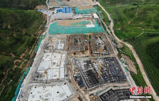 6月28日，航拍鏡頭下的河北張家口冬奧會太子城冰雪小鎮(zhèn)項目。太子城冰雪小鎮(zhèn)項目位于2022年冬奧會張家口賽區(qū)核心區(qū)，連接張家口賽區(qū)云頂和古楊樹兩個競賽場館群，建成后將承擔(dān)賽時核心區(qū)配套保障功能，提供冬奧頒獎、貴賓接待、交通換乘、休閑娛樂等服務(wù)，賽后將成為一座國際化四季度假小鎮(zhèn)。 中新社記者 楊艷敏 攝