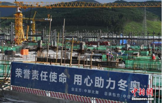 6月28日，河北張家口冬奧會太子城冰雪小鎮(zhèn)項目現(xiàn)場。太子城冰雪小鎮(zhèn)項目位于2022年冬奧會張家口賽區(qū)核心區(qū)，連接張家口賽區(qū)云頂和古楊樹兩個競賽場館群，建成后將承擔(dān)賽時核心區(qū)配套保障功能，提供冬奧頒獎、貴賓接待、交通換乘、休閑娛樂等服務(wù)，賽后將成為一座國際化四季度假小鎮(zhèn)。 中新社記者 楊艷敏 攝