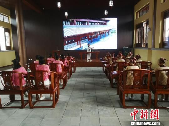 學(xué)生們在大原書院誦讀國學(xué)經(jīng)典?！⊥貔i 攝