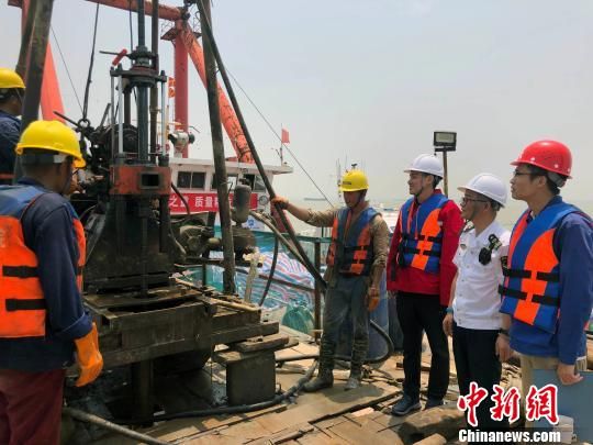 圖為勘察設計人員與常熟海事局執(zhí)法船在現場配合鉆探施工?！∥赫?攝