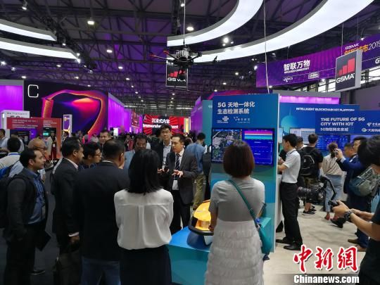 雄安新區(qū)展臺(tái)吸引不少眾多觀眾駐足關(guān)注?！∪伟厮?攝