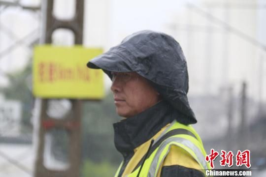 蘭州西工務(wù)段蘭州線路車間防護(hù)員雨中巡查?！⊥豕廨x 攝