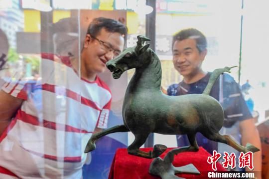 甘肅省博物館將榮登《國家寶藏》的文物銅奔馬和人頭形器口彩陶瓶搬到了絲路如意餐廳，讓顧客在餐廳內(nèi)就能近距離的和文物面對面。　鐘欣 攝