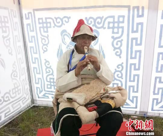 圖為瑪曲縣非遺彈唱藝術(shù)。　鐘欣 攝