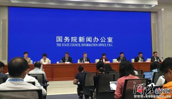 8月26日，國務(wù)院新聞辦召開國務(wù)院政策例行吹風(fēng)會(huì)。圖為吹風(fēng)會(huì)現(xiàn)場。 記者李巍攝