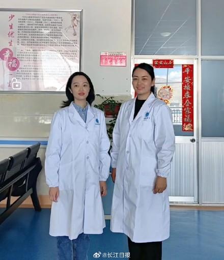 “有醫(yī)生嗎？有人暈倒了！”武漢協(xié)和醫(yī)院援藏醫(yī)療隊(duì)員聽到呼救就沖了上去