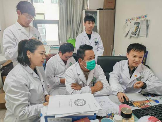 在山南市進(jìn)行師帶徒幫扶，傳授先進(jìn)的眼科學(xué)診療技術(shù)
