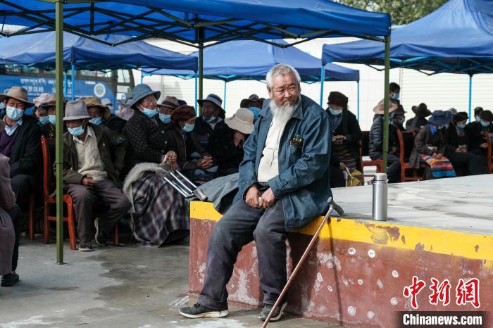 圖為日喀則桑珠孜區(qū)東嘎鄉(xiāng)農(nóng)牧民在義診室外等待?！〗w波 攝