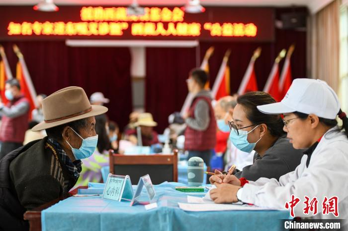 圖為9月11日，西藏日喀則桑珠孜區(qū)東嘎鄉(xiāng)義診現(xiàn)場(chǎng)?！〗w波 攝