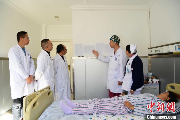 圖為何蔚副主任醫(yī)師(站右二)及團(tuán)隊(duì)術(shù)后對(duì)患者的肌肉訓(xùn)練、蛋白飲食等制定了每半日的康復(fù)計(jì)劃?！∝暩聛?lái)松 攝