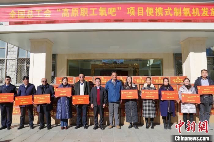 圖為發(fā)放儀式現(xiàn)場(chǎng)?！⊥趵?攝