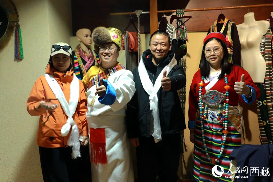 游客在扎西曲登社區(qū)體驗(yàn)藏族服飾文化。大家身著色彩鮮艷的藏裝，佩戴特色飾品，臉上洋溢著喜悅的笑容。人民網(wǎng)記者 吳雨仁攝