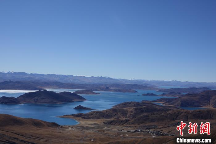 冬日羊卓雍措：湖水湛藍(lán)，如詩(shī)如畫