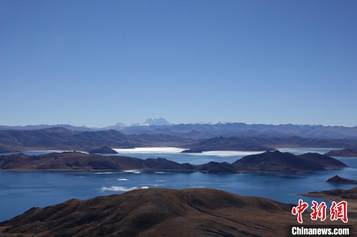 圖為從海拔約5000米的魯日拉觀景臺(tái)俯瞰羊湖?！∪轿木?攝