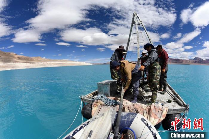 科考隊員在湖泊鉆探平臺上小心搬運(yùn)采集的巖芯樣品?！?lt;a target='_blank' ><p  align=