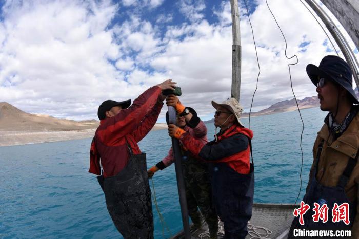 科考隊員在湖泊鉆探平臺上包裝采集的巖芯樣品。　<a target='_blank' ><p  align=