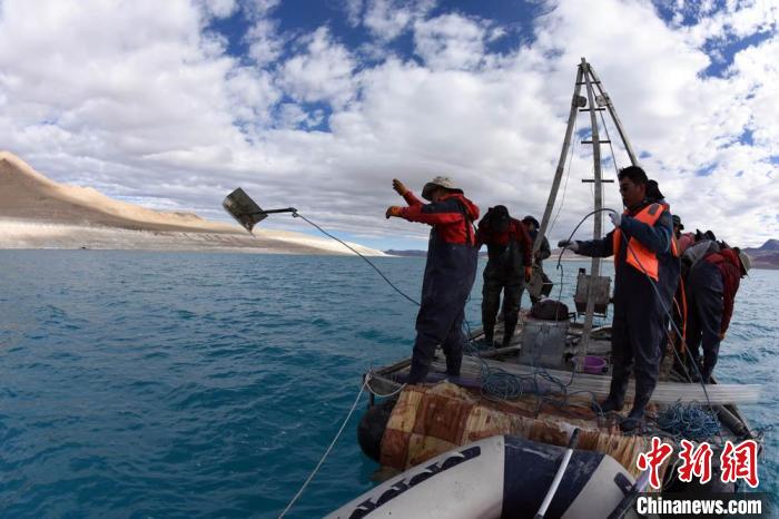 科考隊員在湖泊鉆探平臺上拋固定平臺的錨?！?lt;a target='_blank' ><p  align=