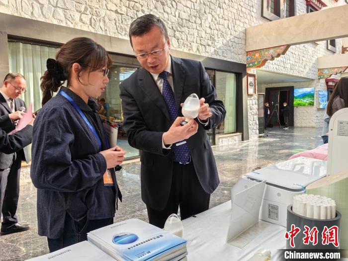 圖為簽約企業(yè)現(xiàn)場(chǎng)推介自己的產(chǎn)品?！≮w延 攝