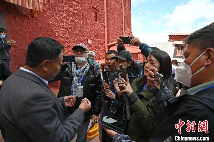 圖為中外媒體采訪布達拉宮管理處相關(guān)負責(zé)人?！≮w朗 攝