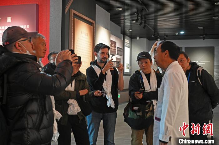 圖為中外媒體采訪西藏自治區(qū)藏醫(yī)院相關(guān)負責(zé)人。　趙朗 攝