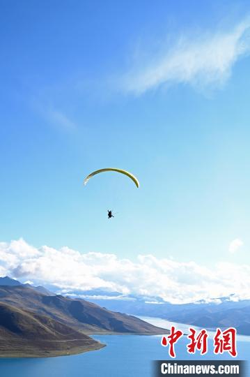 圖為在羊卓雍錯，游客體驗高空滑翔。　趙朗 攝