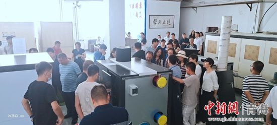 圖為行業(yè)內(nèi)人員進行項目參觀。 活動主辦方供圖