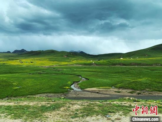 自2005年啟動(dòng)三江源生態(tài)保護(hù)和建設(shè)工程以來(lái)，果洛州共治理黑土灘315.11萬(wàn)畝，使果洛州生態(tài)環(huán)境15年來(lái)得到明顯好轉(zhuǎn)?！O睿 攝