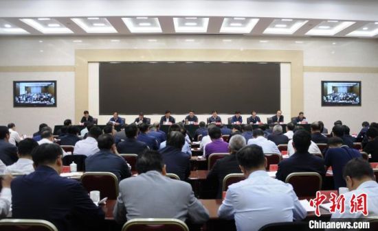  圖為青海省生態(tài)環(huán)境保護(hù)警示教育大會現(xiàn)場?！?zhí)砀！z 　　