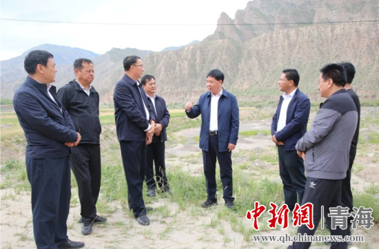 圖為黃南州有關(guān)領(lǐng)導(dǎo)現(xiàn)場(chǎng)踏勘、督導(dǎo)生態(tài)環(huán)保責(zé)任落實(shí)情況現(xiàn)場(chǎng)。黃宣攝