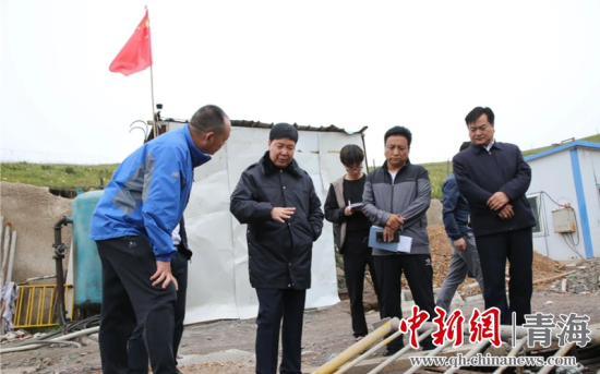 圖為黃南州有關(guān)領(lǐng)導(dǎo)現(xiàn)場踏勘、督導(dǎo)生態(tài)環(huán)保責(zé)任落實(shí)情況現(xiàn)場。黃宣攝