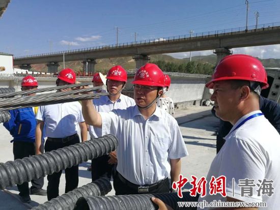 圖為生態(tài)環(huán)保專項(xiàng)督查現(xiàn)場。 孫舒亞攝