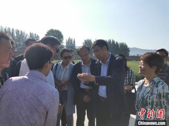 圖為杜德志在基層調(diào)研。受訪者供圖