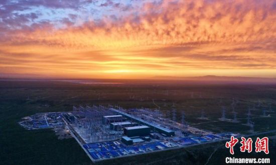 圖為朝霞下的青南換流站?！W青海檢修公司供圖 　　