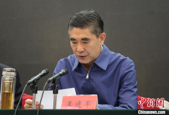 圖為青海省委書記王建軍出席會議并作講話?！?zhí)砀?攝