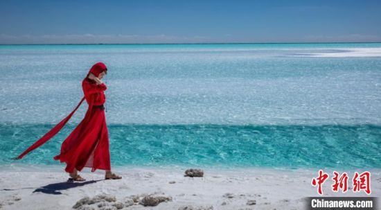 圖為地處柴達(dá)木盆地的東臺(tái)吉乃爾湖?！∧獑⒚鳌z