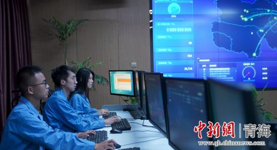 圖為國網(wǎng)青海電力大數(shù)據(jù)中心工作人員正在監(jiān)控綠電相關數(shù)據(jù)。王國棟攝